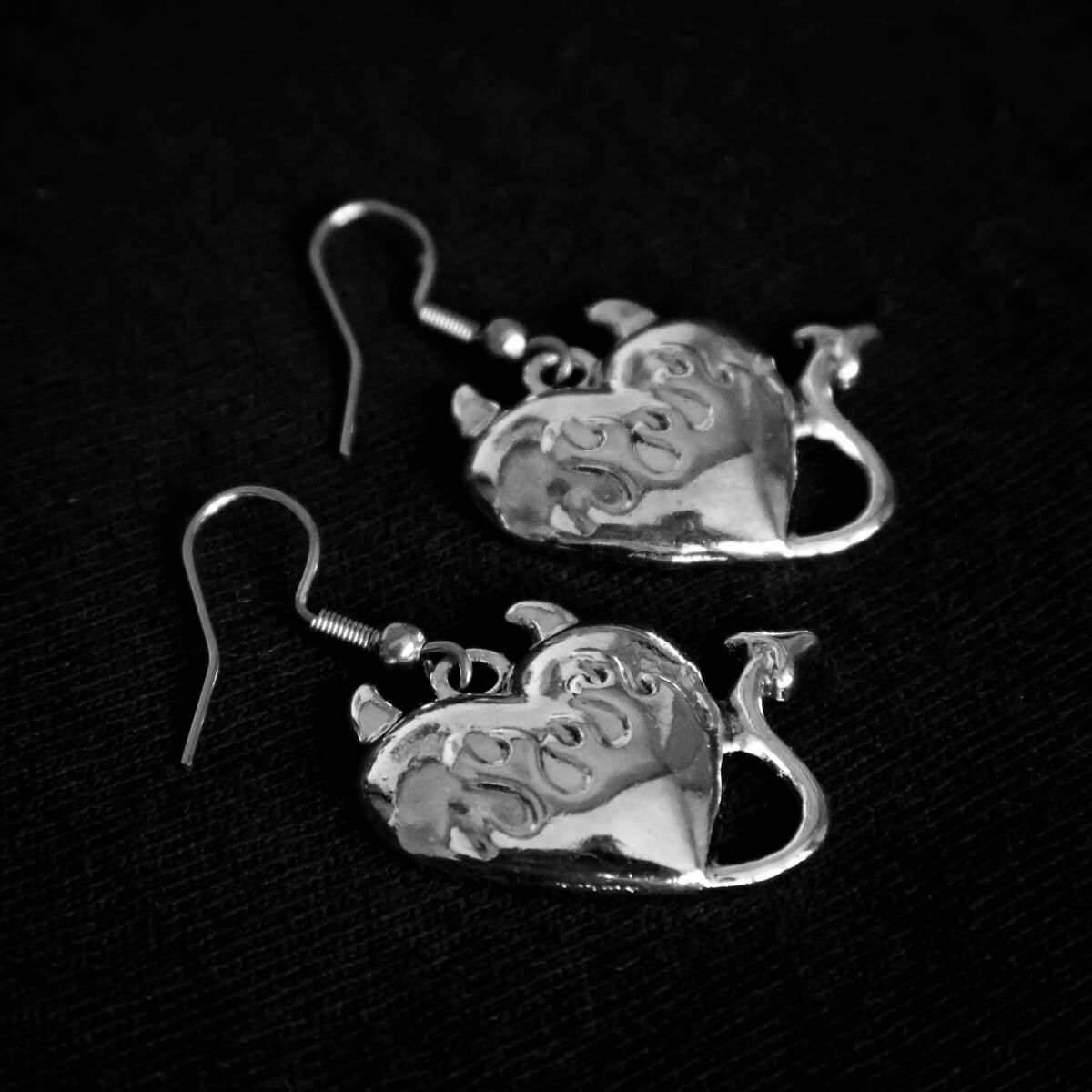 DEVIL HEART EARRINGS - PACK OF 5 - Extreme Largeness Wholesale