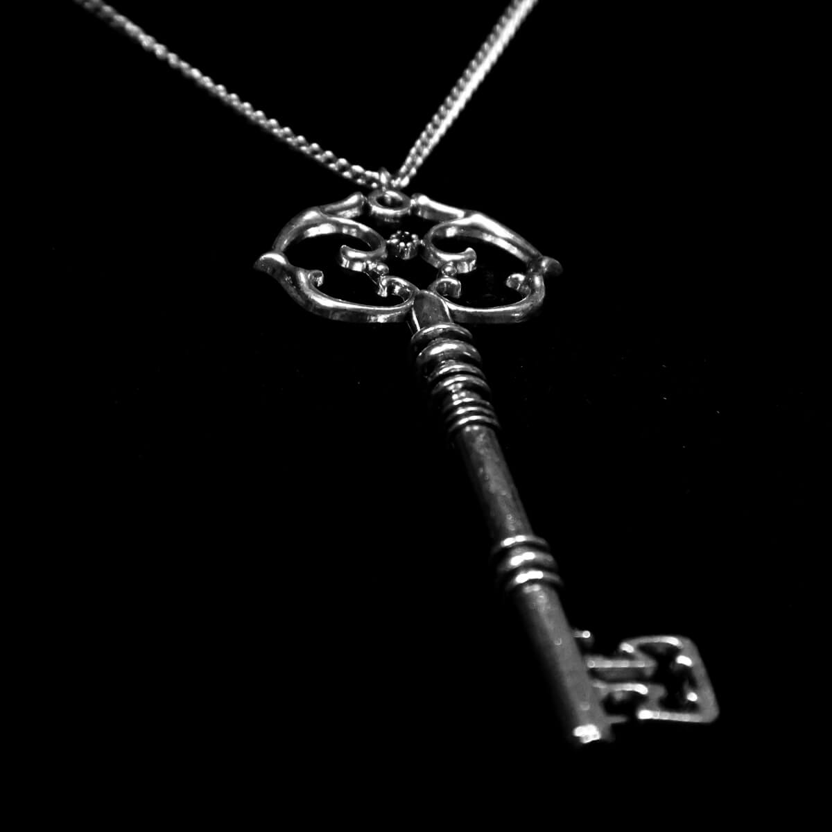 LARGE KEY NECKLACE - PACK OF 5 - Extreme Largeness Wholesale