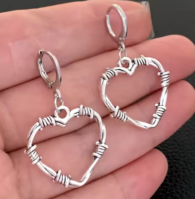 ER508 Small Barbed Wire Heart Earrings - Extreme Largeness Wholesale